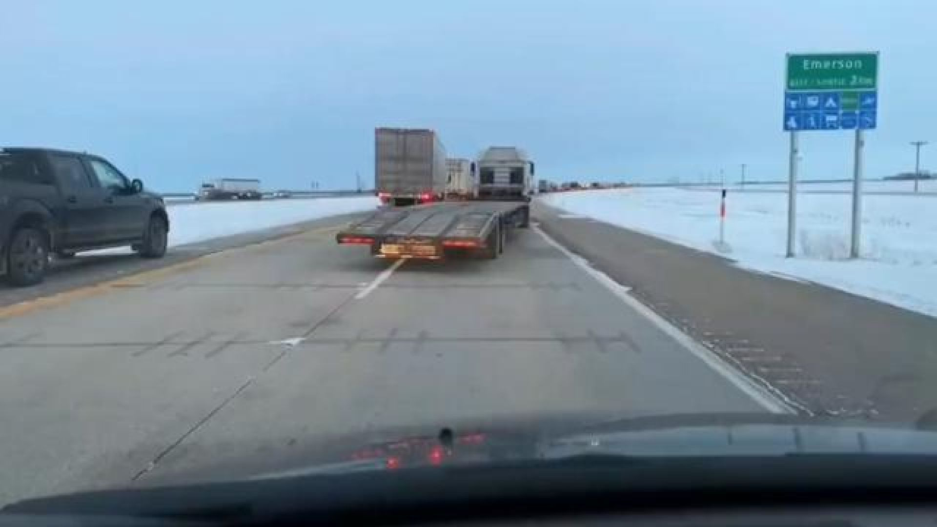 ⁣CANADIAN TRUCKERS BLOCK ALL LANES TO THE US