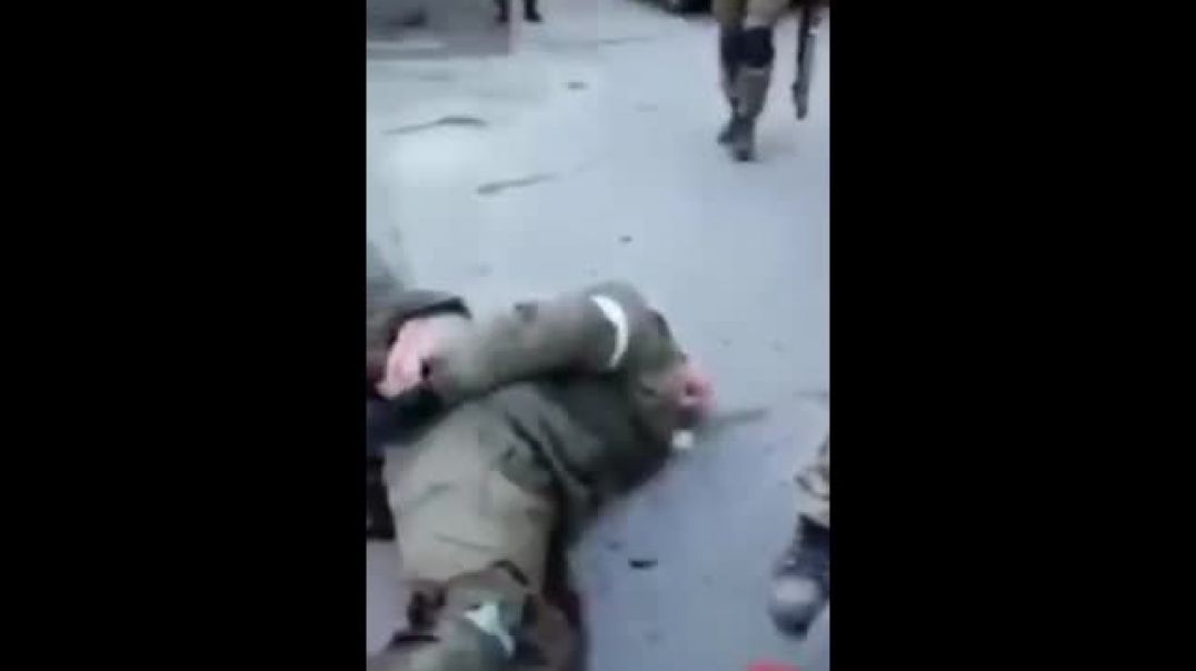 Ukrainian Azov Nazis shooting prisoners in the legs